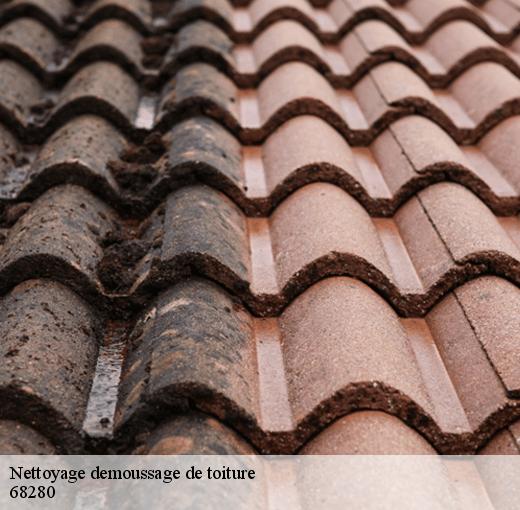 Les travaux de nettoyage des toits des maisons à Andolsheim